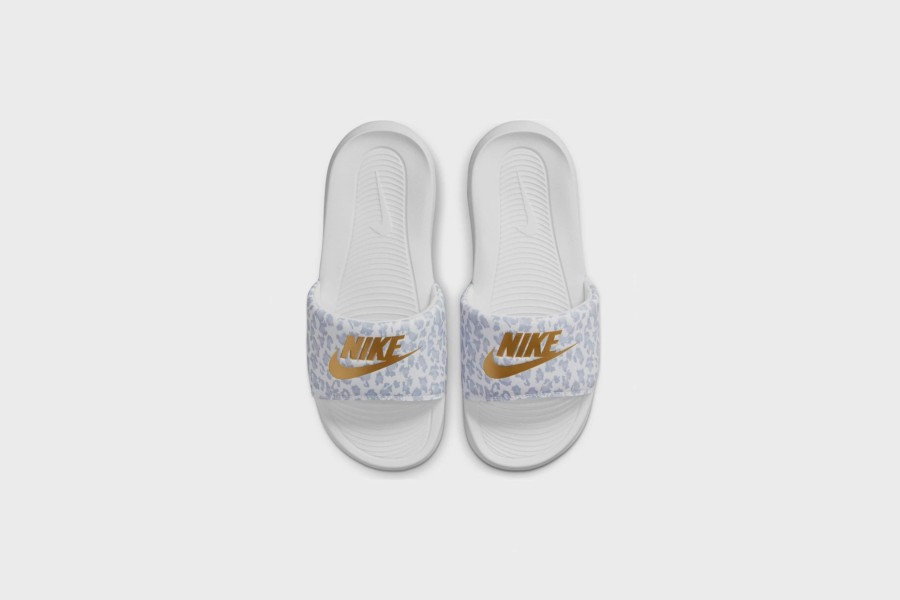 Sneakers * | Wmns Nike Victori One Slide Print (White/Metallic Gold-Wolf Grey)